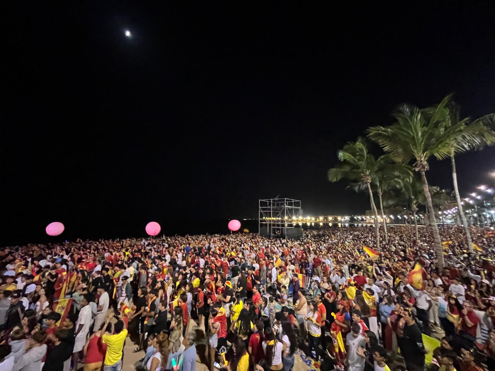 Una gran marea de 25.000 personas celebran el triunfo de España en la playa de El Reducto.