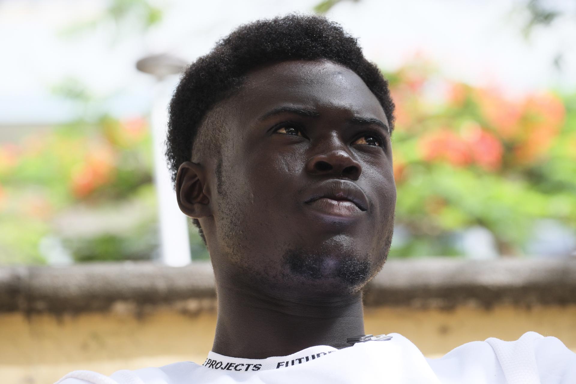 El joven senegalés Mor Mbengue cuenta a EFE su experiencia tras abandonar el centro de menores al cumplir los 18 años y sus expectativas en España tras llegar a Canarias en cayuco. EFE/Alberto Valdés.