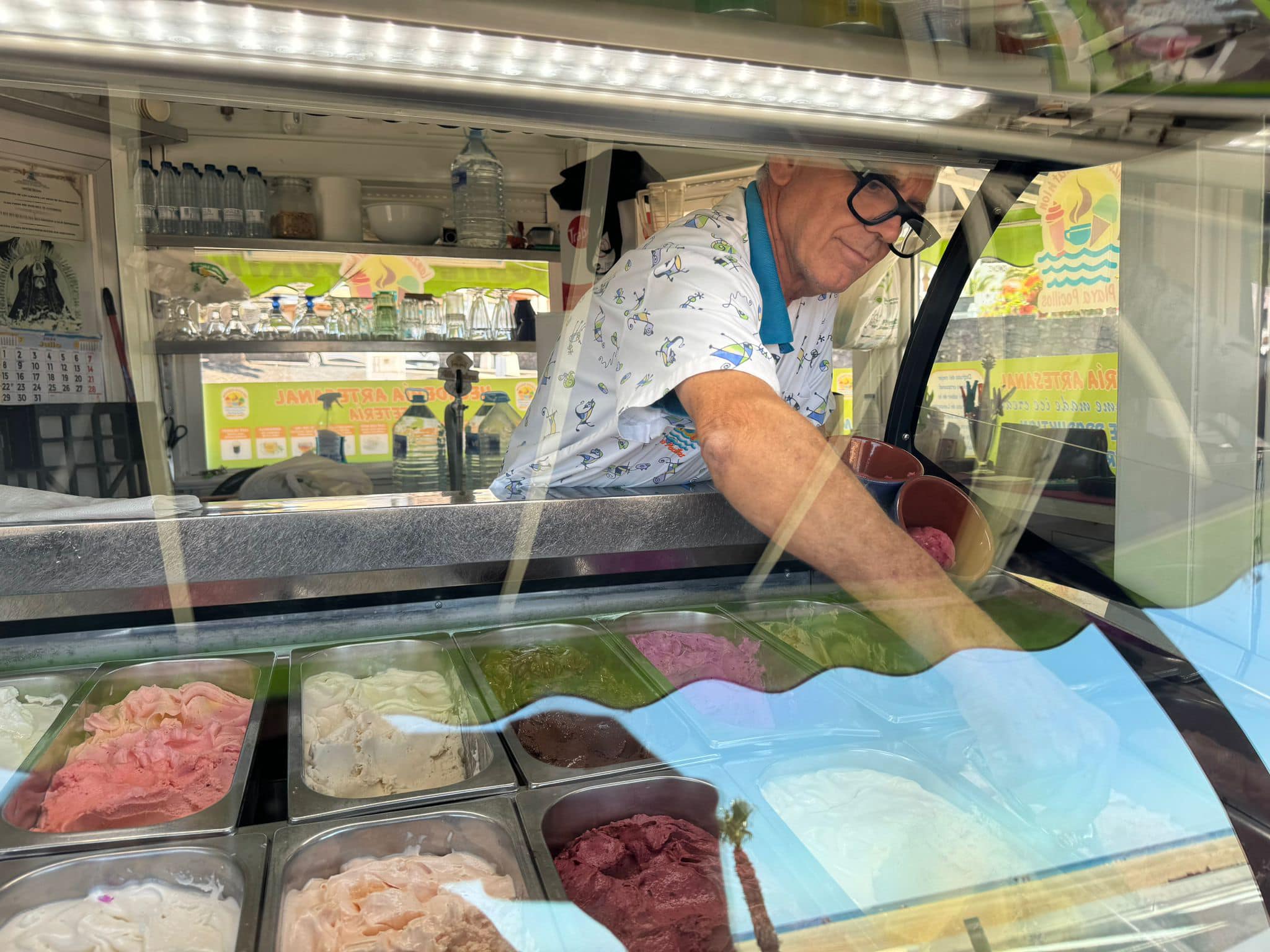 Ico Montelongo sirviendo un helado.