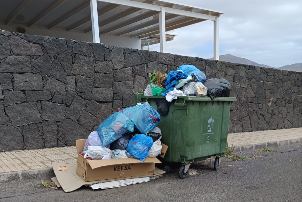 Contenedores de basura en Yaiza. Imagen: CC Yaiza.