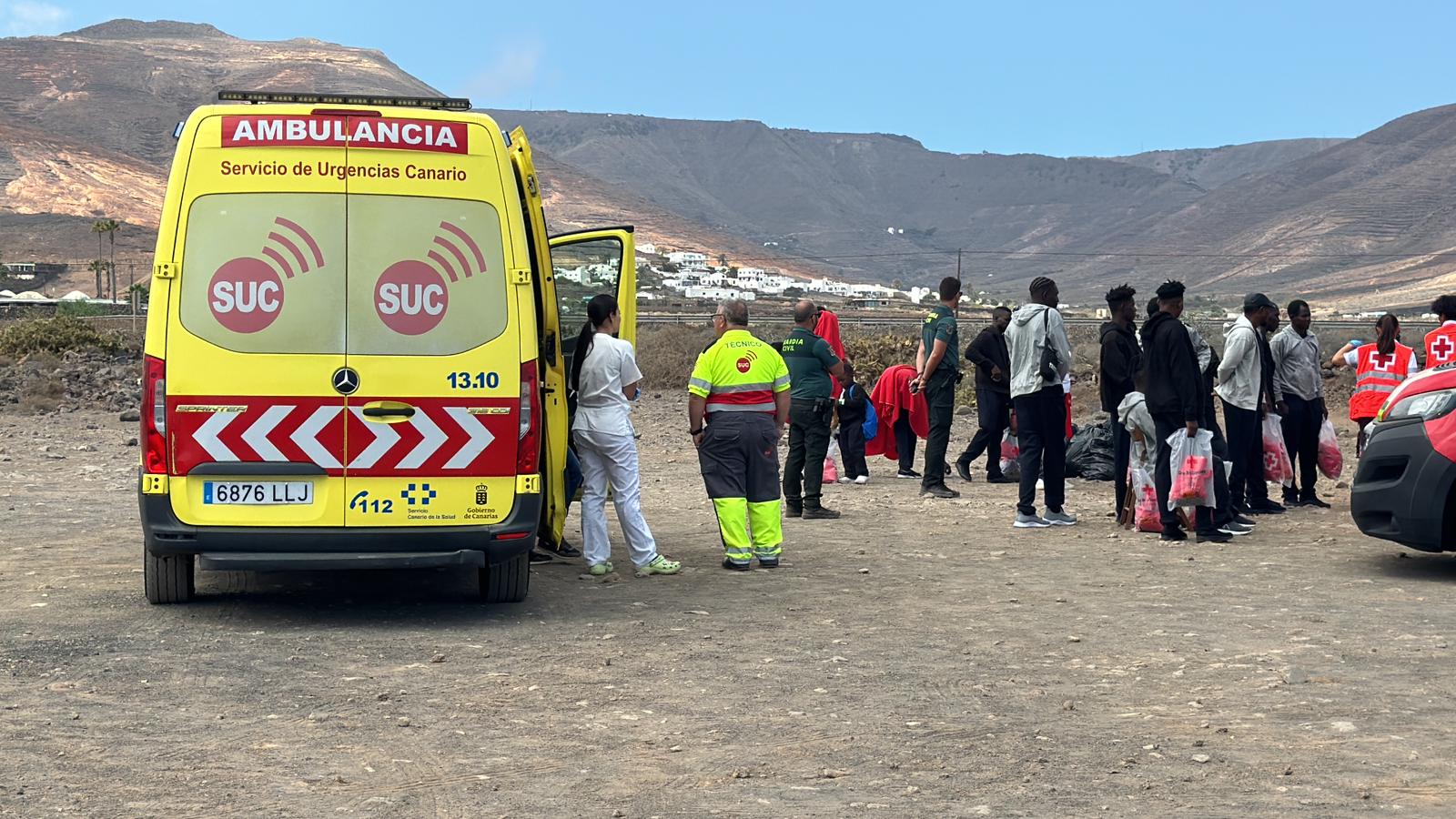 Ambulancia del SUC con las personas migrantes llegadas este miércoles a Arrieta.