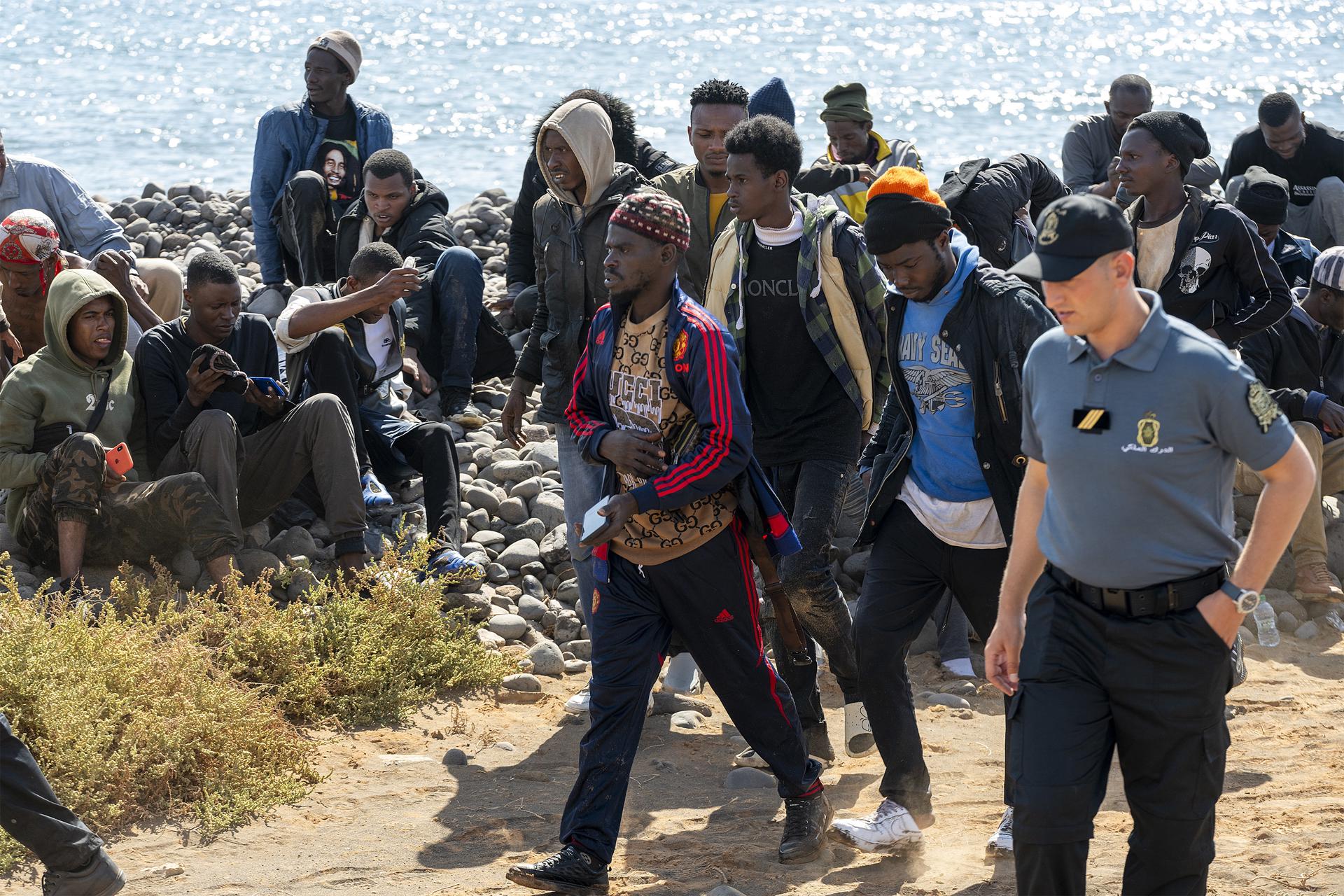 Setenta y tres personas de origen subsahariano, entre ellas cuatro mujeres y un niño, han llegado este miércoles en una neumática a la playa de la Garita, situada en el pueblo de Arrieta, en el norte de Lanzarote. EFE/Adriel Perdomo.