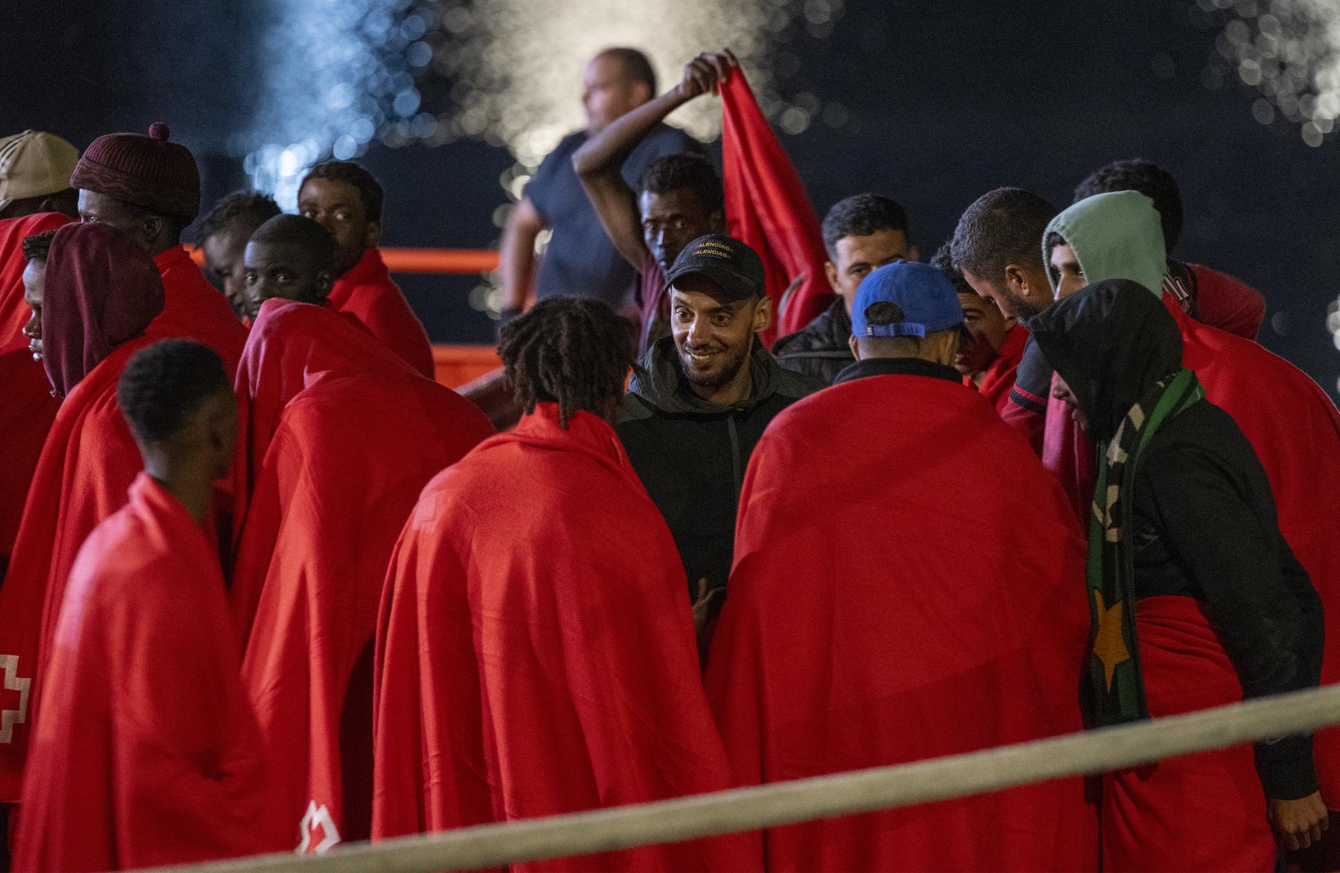 La Guardamar Urania, de Salvamento Marítimo, ha rescatado este miércoles por la noche a 55 inmigrantes de origen subsahariano y magrebí localizados a bordo de una lancha neumática al nordeste de la isla, entre ellos diez mujeres y dos menores. Todos han sido trasladados al puerto de Arrecife.EFE/ Adriel Perdomo.