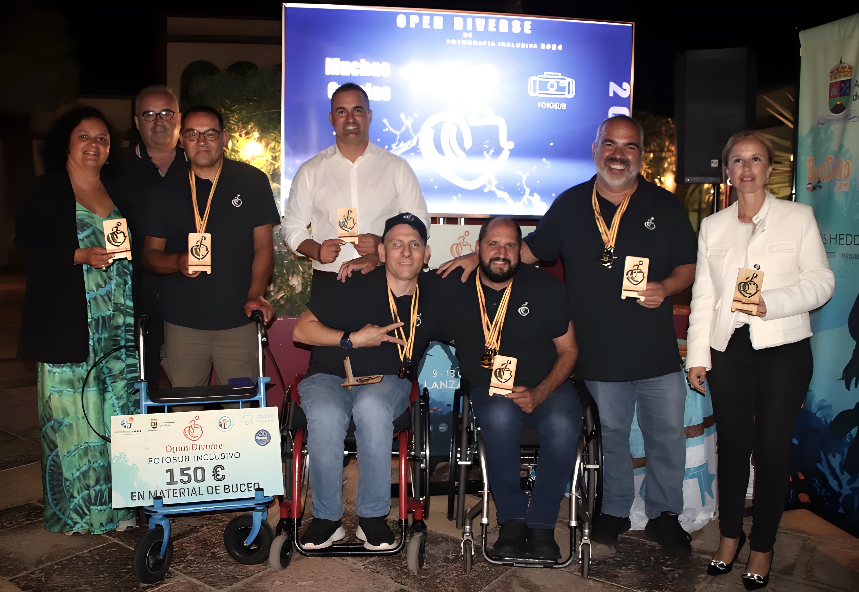 Premiados en el Diverse junto a concejales de Yaiza.