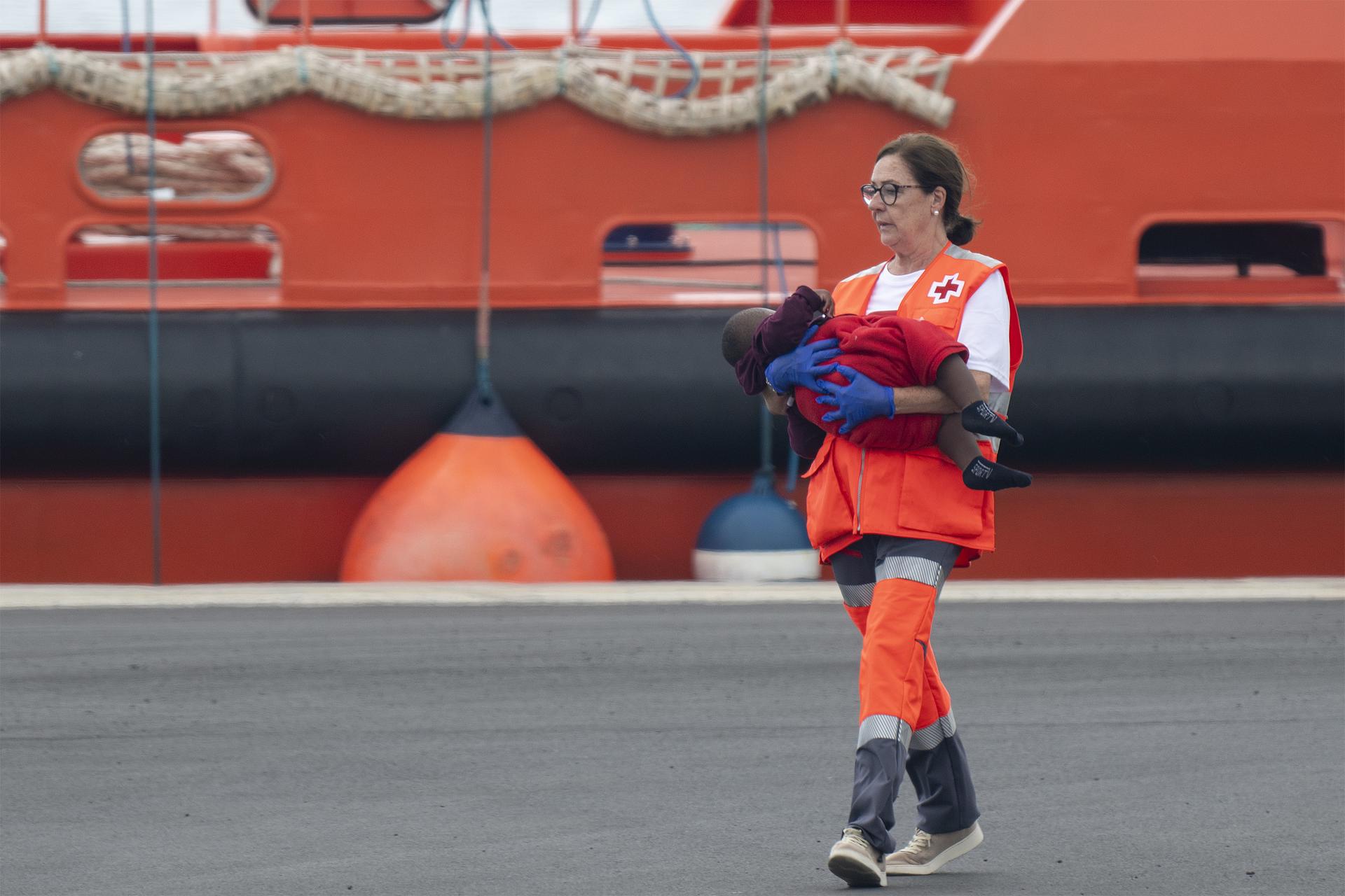 La Guardamar Concepción Arenal, de Salvamento Marítimo, ha rescatado a 114 personas de origen subsahariano, entre ellas quince mujeres, un bebé y un niño, localizadas a bordo de dos lanchas neumáticas al nordeste de Lanzarote. Todos han sido trasladados al puerto de Arrecife. EFE/Adriel Perdomo.