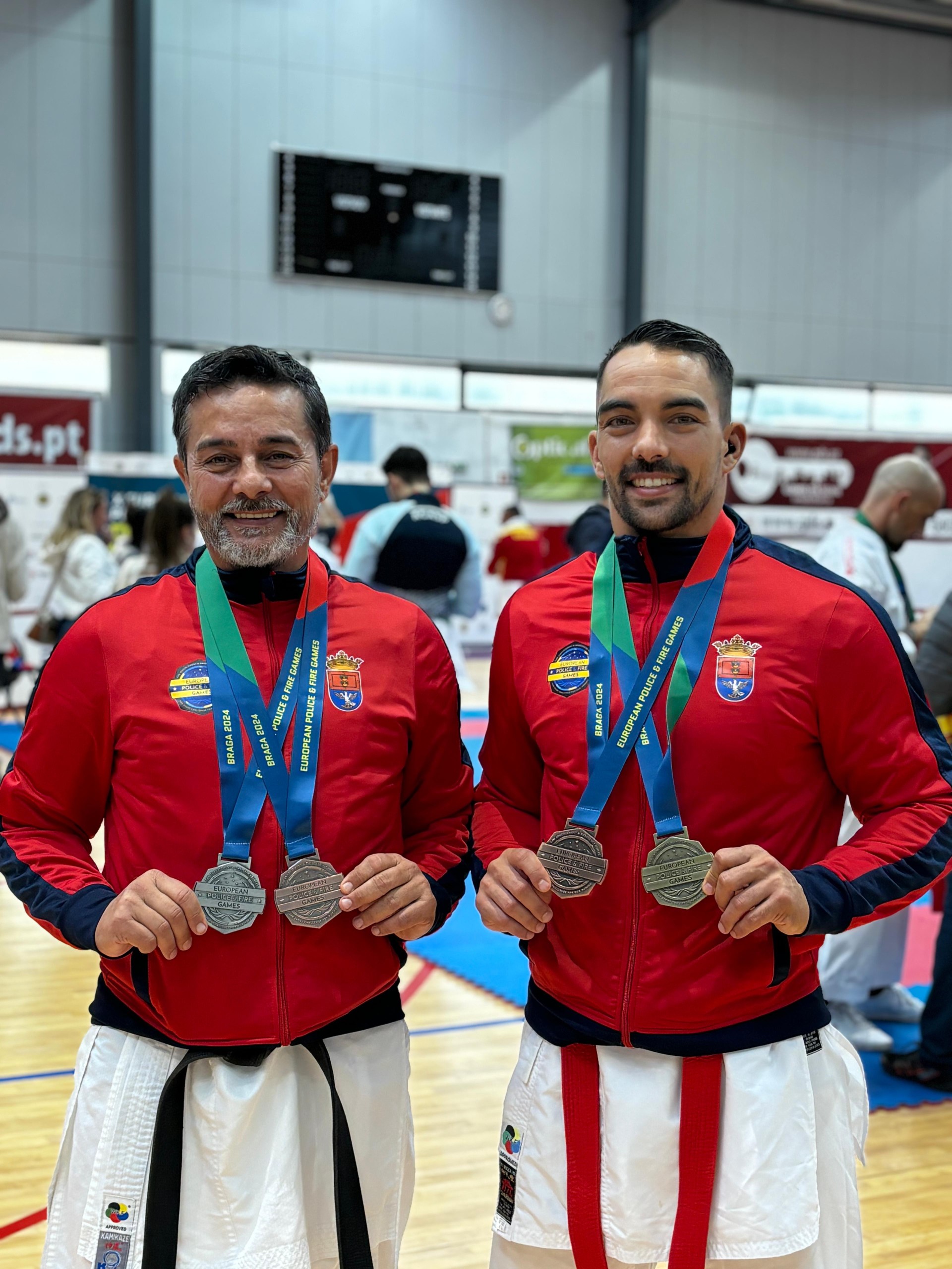 Los Policías de Arrecife muestran las medallas logradas.
