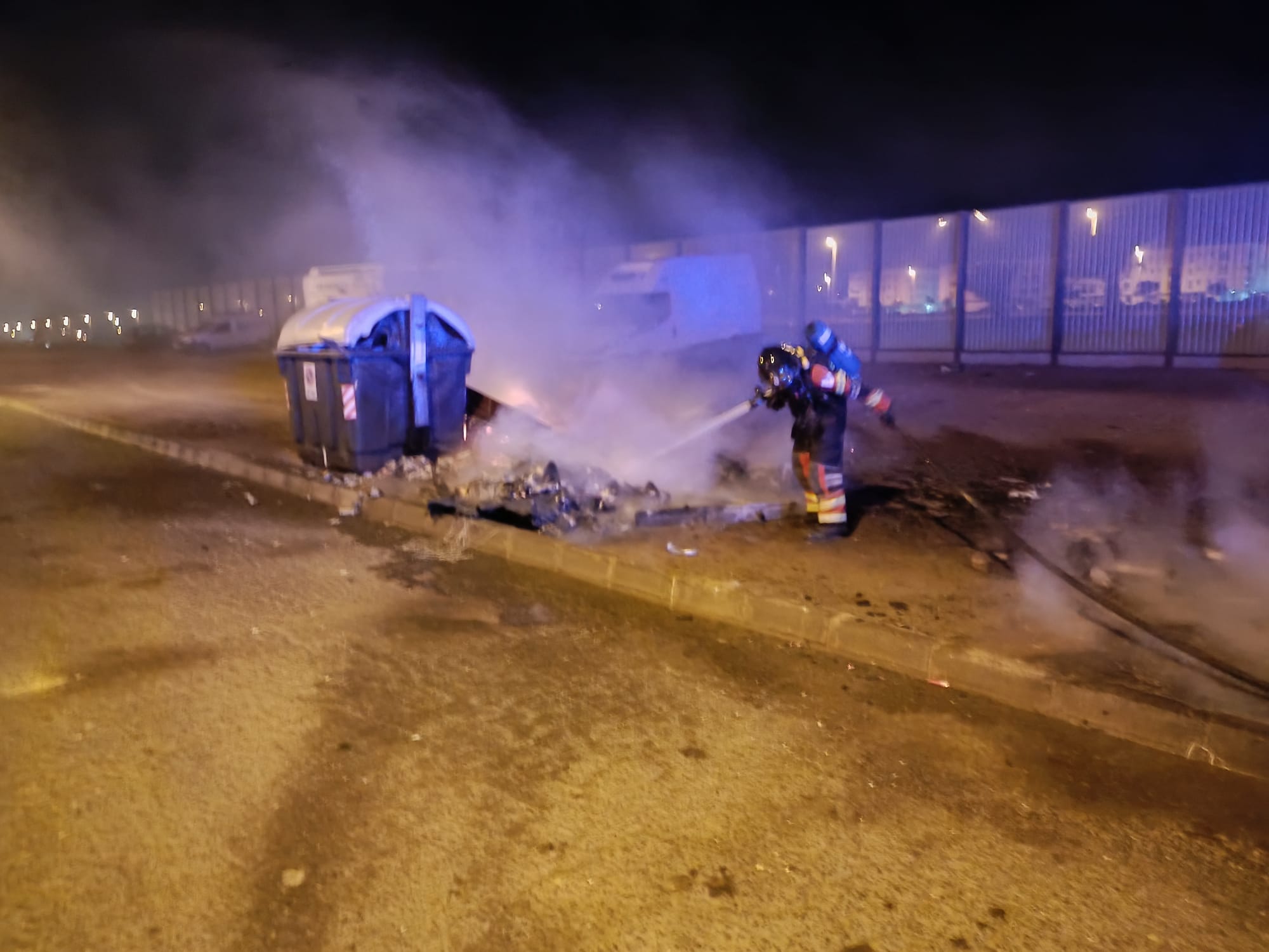 Incendio de contenedores en la calle Francisco Matallana Cabrera.