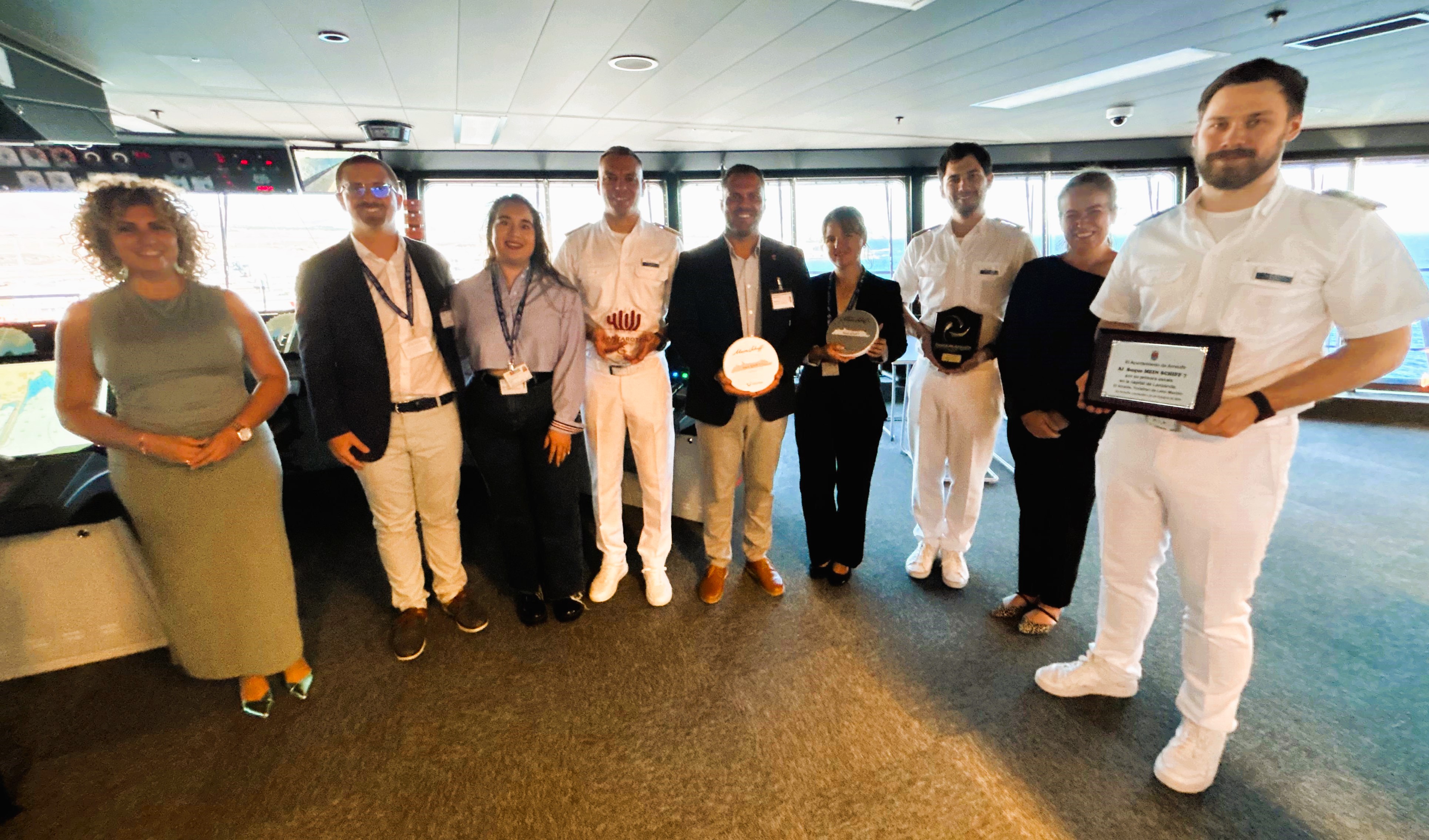 Yonathan de León y Eli Merino en la recepción del capital del l Mein Schiff 7 en su viaje inaugural por Canarias.