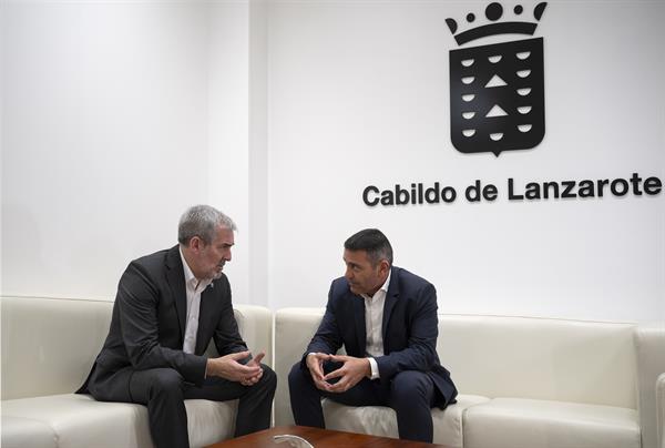 Clavijo y Betancort en el Cabildo (Foto: Efe.)
