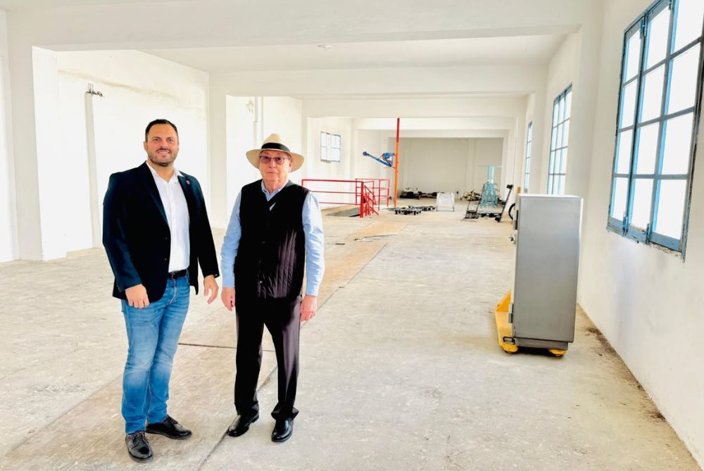 El alcalde en el interior de la Harinera