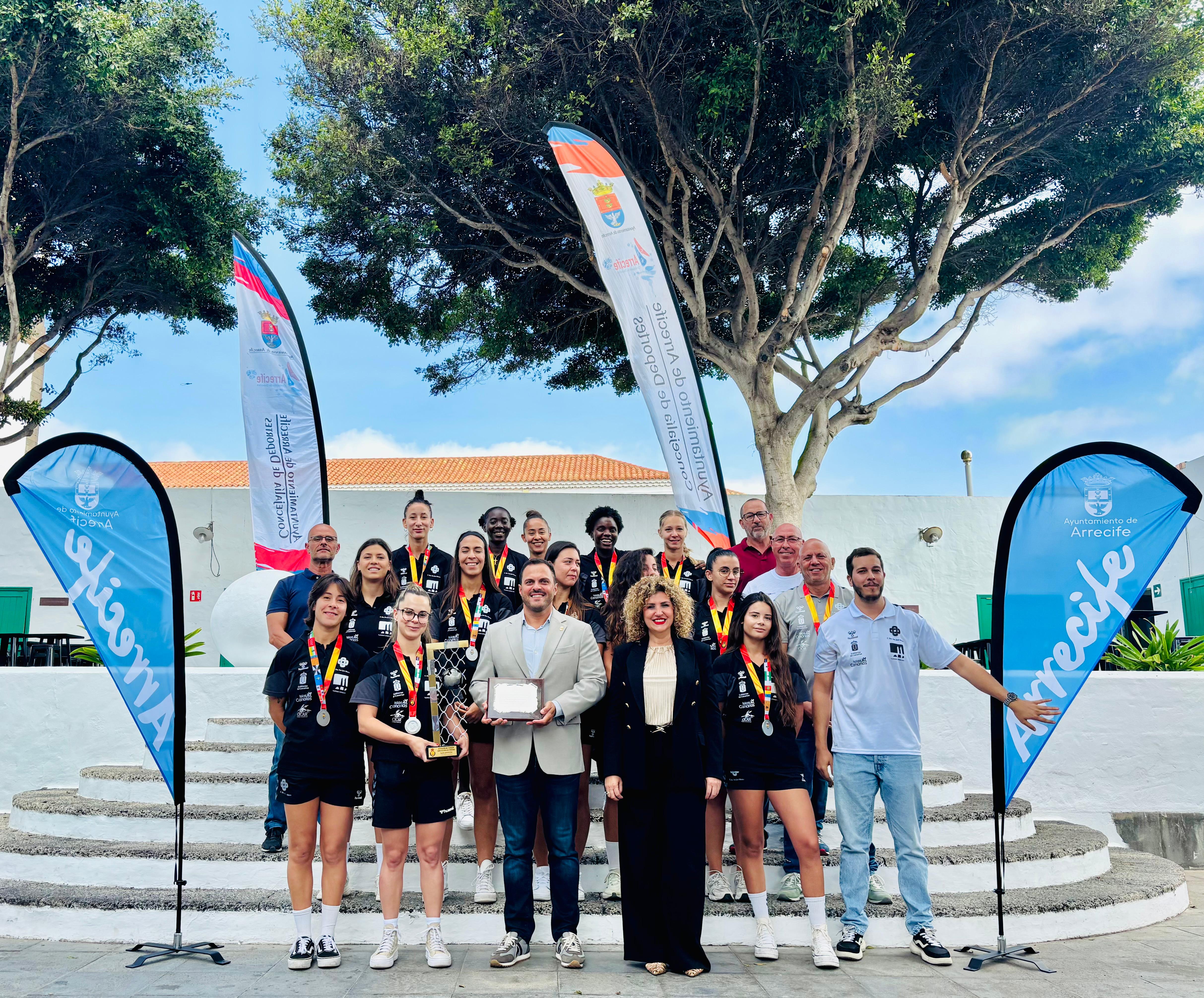 El alcalde Yonathan de León y la concejala de Deportes Eli Merino junto a las jugadoras del CB San José Obrero, en la recepción ofrecida por el Ayuntamiento 