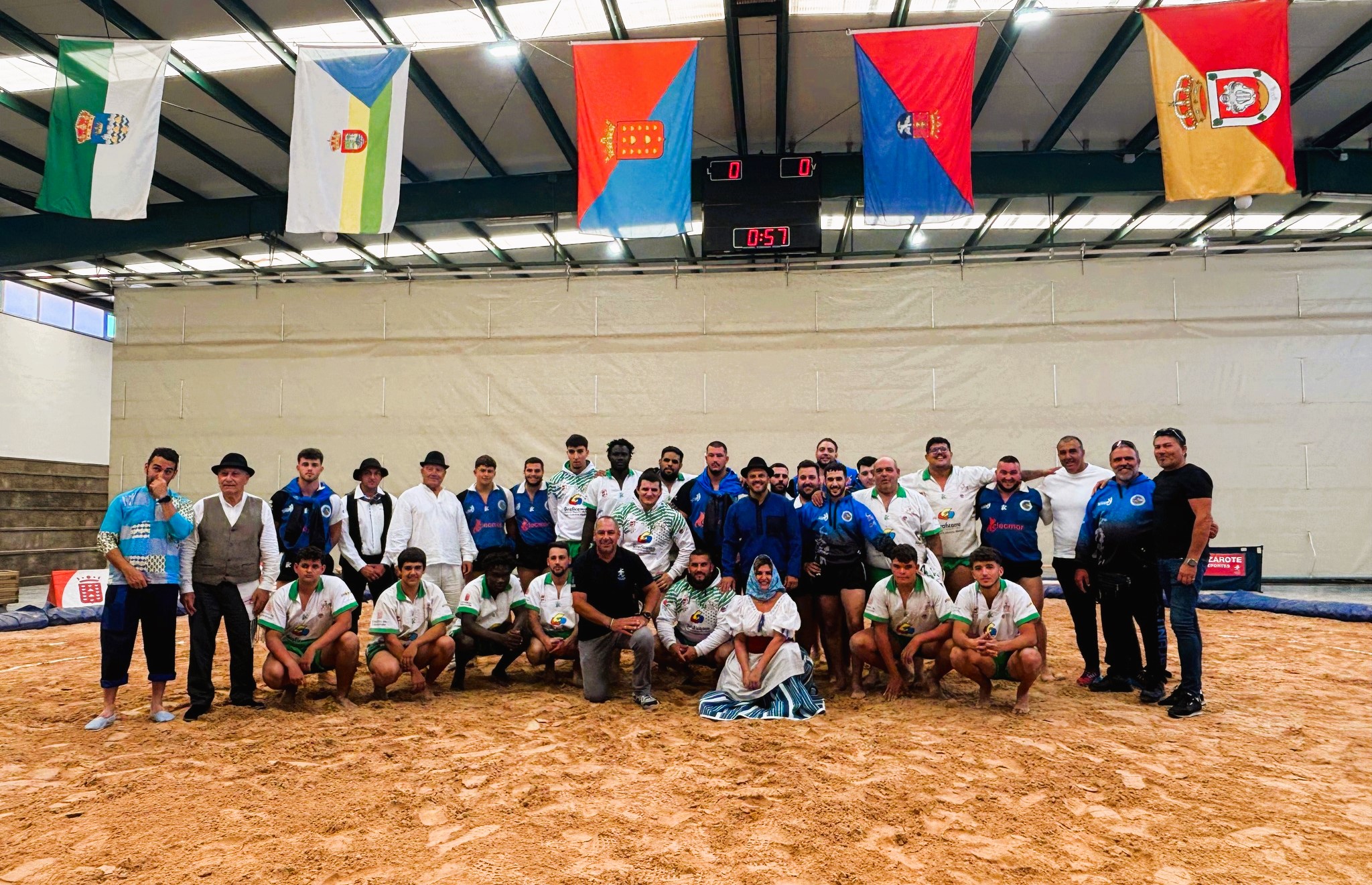 El Ayuntamiento de Arrecife celebra una luchada por el Dia de Canarias. El alcalde Yonathan de León la presidió junto al consejero Insular de Deportes y la concejal de Deportes