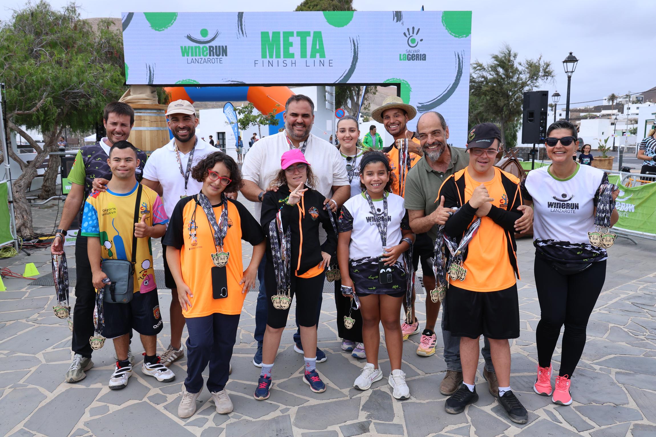 WINE RUN 2025 En línea de meta, con los jóvenes de Creciendo