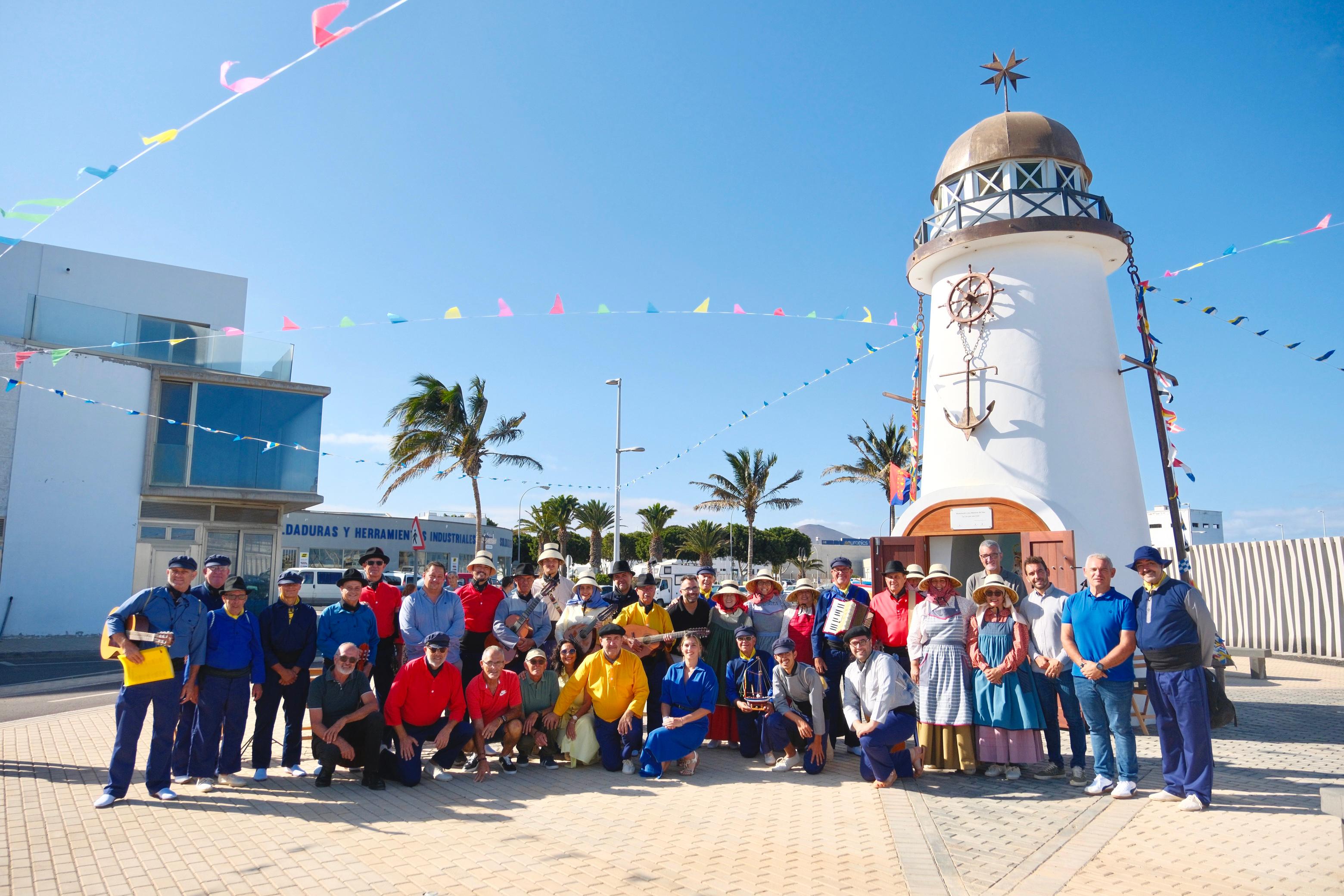 Una representación de la Corporación Municipal de Arrecife, presidida por el alcalde Yonathan de León, participó en la ofrenda a las víctimas del Cruz del Mar