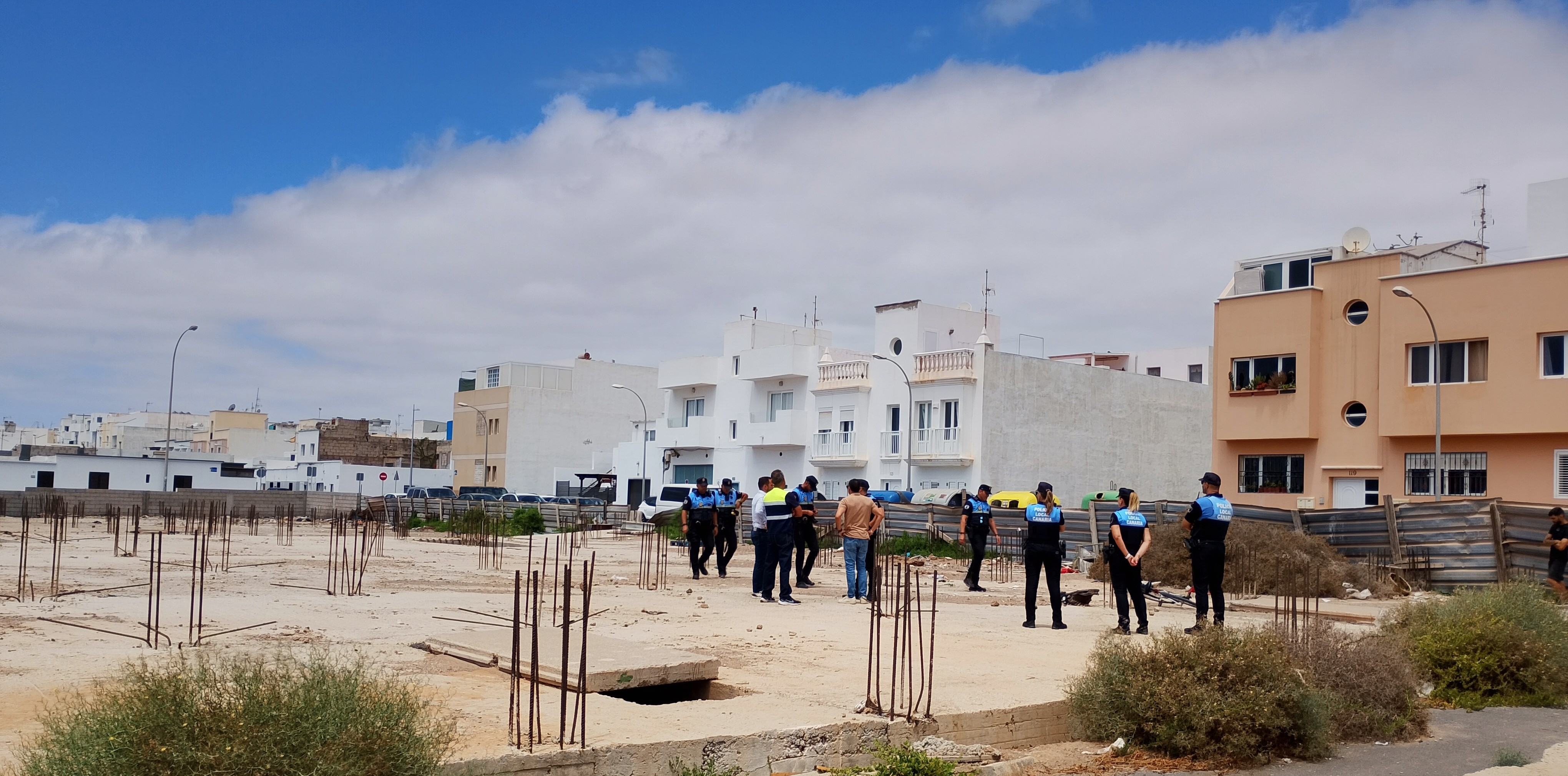 La Policía Local de Arrecife ha efectuado un despliegue para el desalojo de este fumadero de drogas, el mayor en Lanzarote. El alcalde estuvo presente