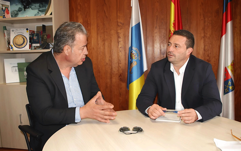 El director del Instituto Canario de la Vivienda (ICAVI), Antonio Jesús Ortega junto al alcalde de Yaiza, Óscar Noda