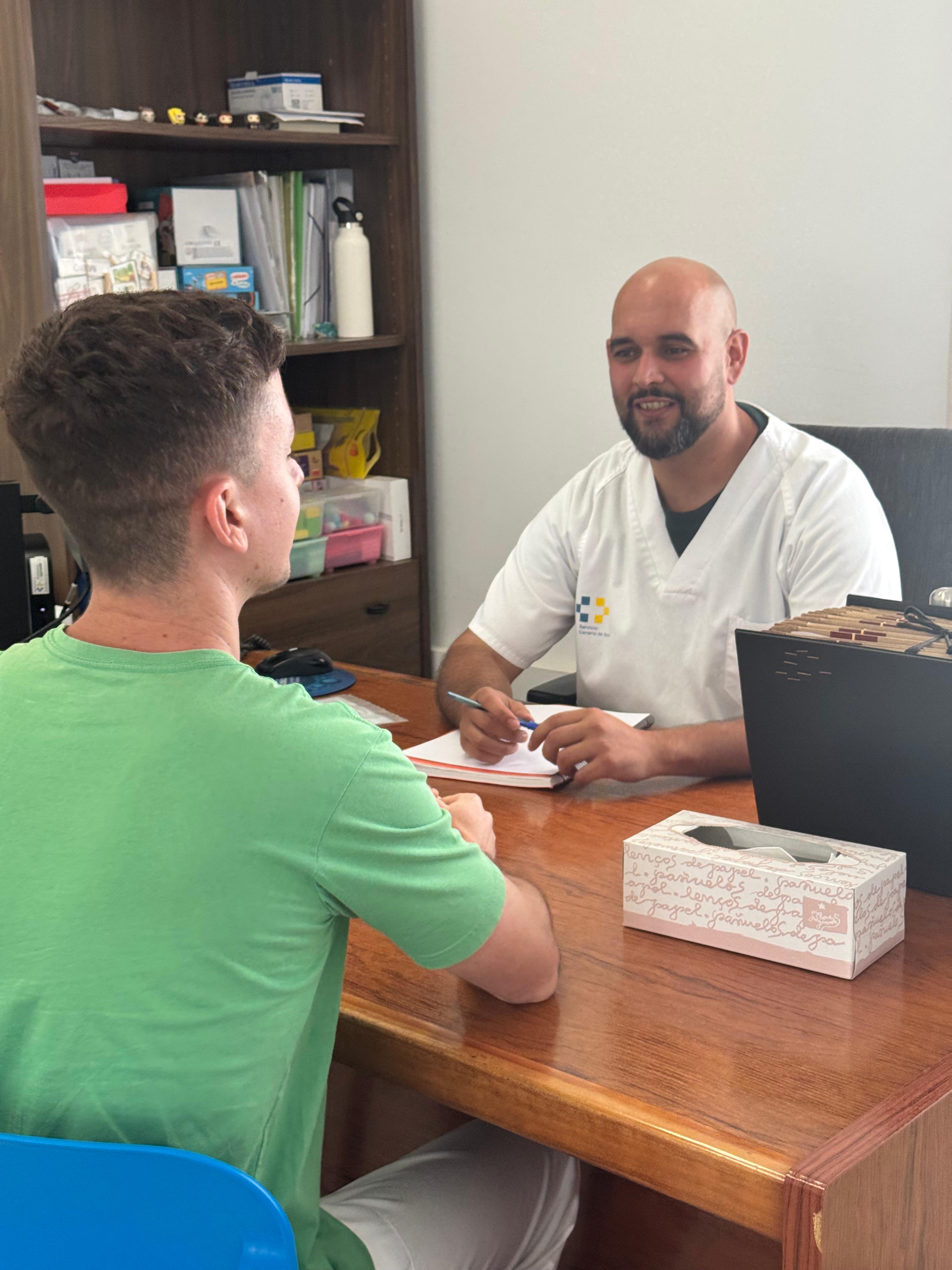 Psicólogo en consulta de un centro de salud de Lanzarote