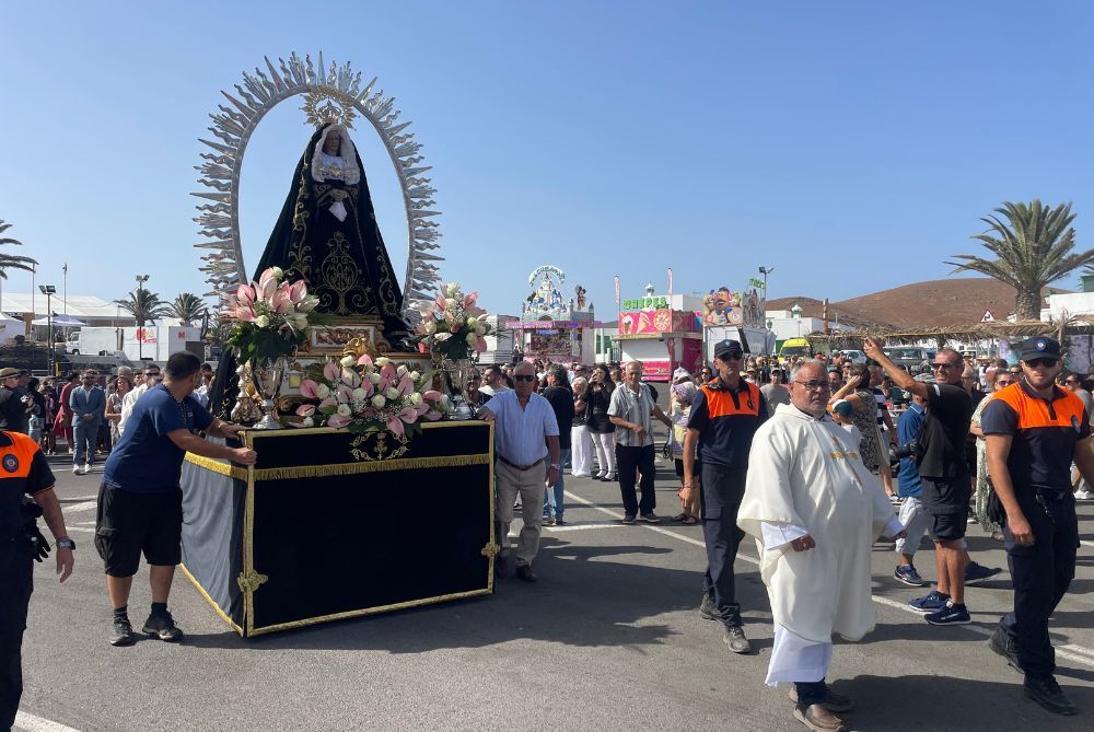 La Virgen a la salida de la ermita