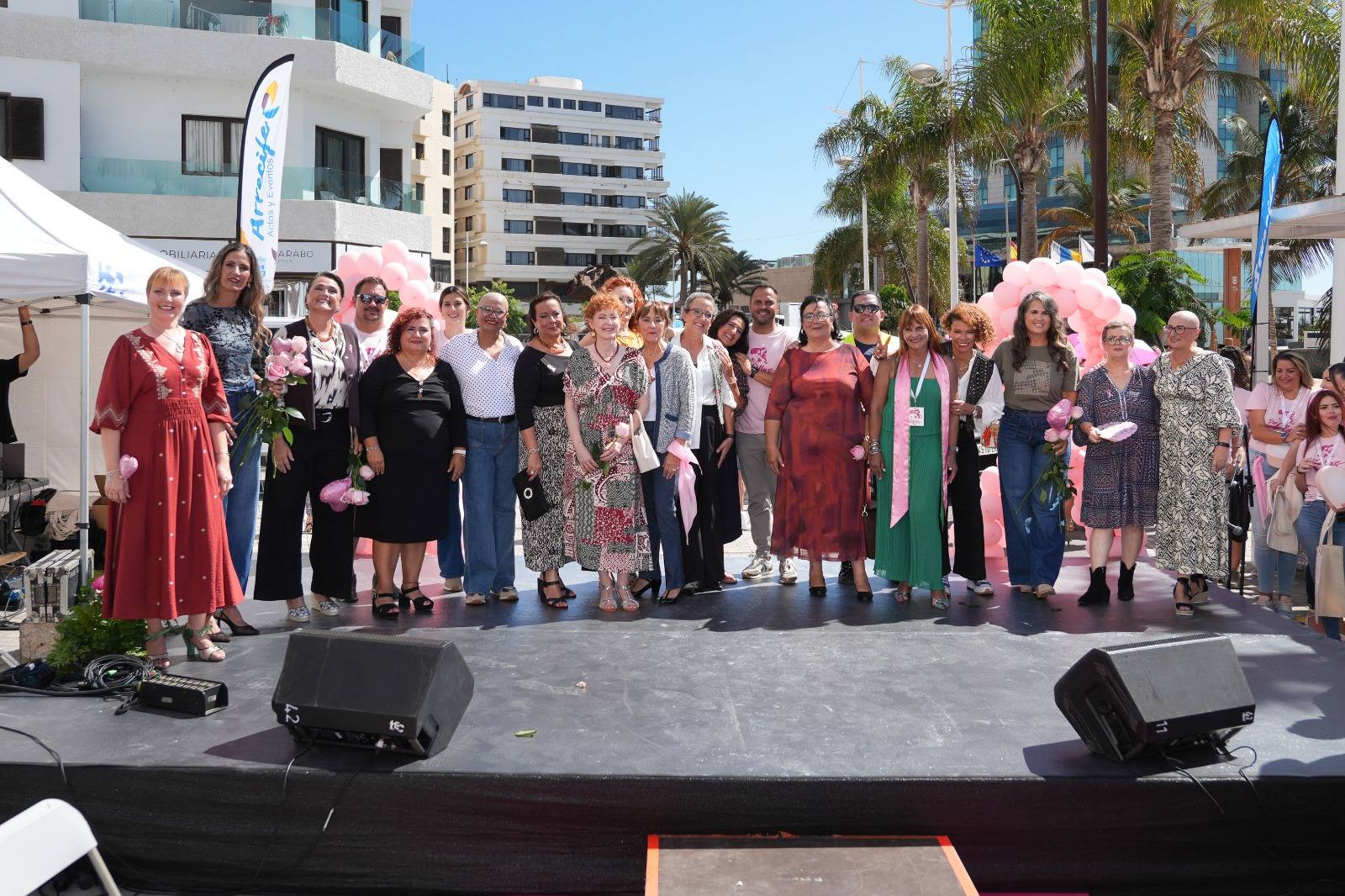 Todas las participantes en la pasarela, junto a la organización, el alcalde de Arrecife, Yonathan de León, y Lola Lasso, de la AECC en Lanzarote, tras terminar el desfile