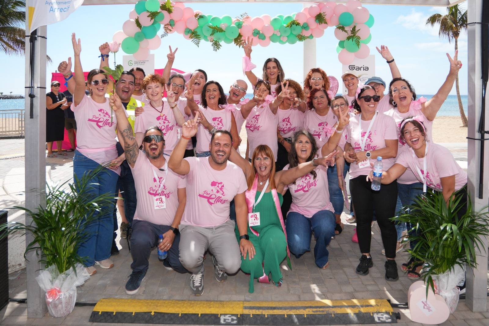 Todas las participantes en la pasarela, junto a la organización, el alcalde de Arrecife, Yonathan de León, y Lola Lasso, de la AECC en Lanzarote