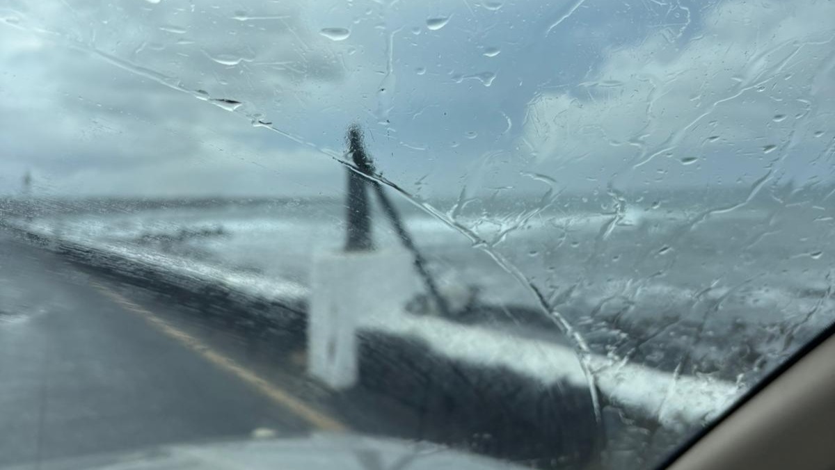 Farola caída en el muelle de Punta Mujeres
