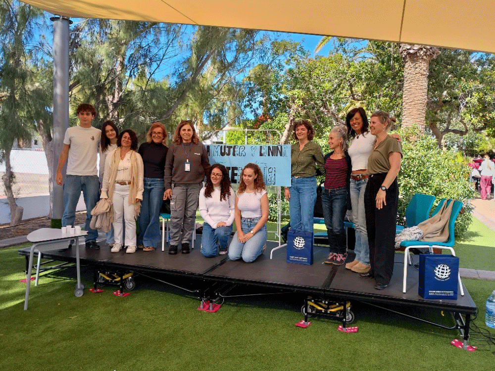 Juliana (quinta por la izquierda), en la jornada organizada en el Colegio Las Arenas Internacional con motivo del Día de la Mujer y la Niña en la Ciencia.