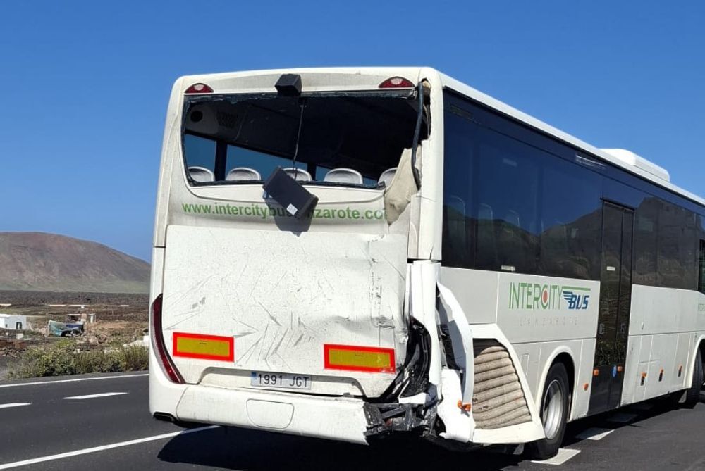 Otra de las guaguas afectadas por el choque