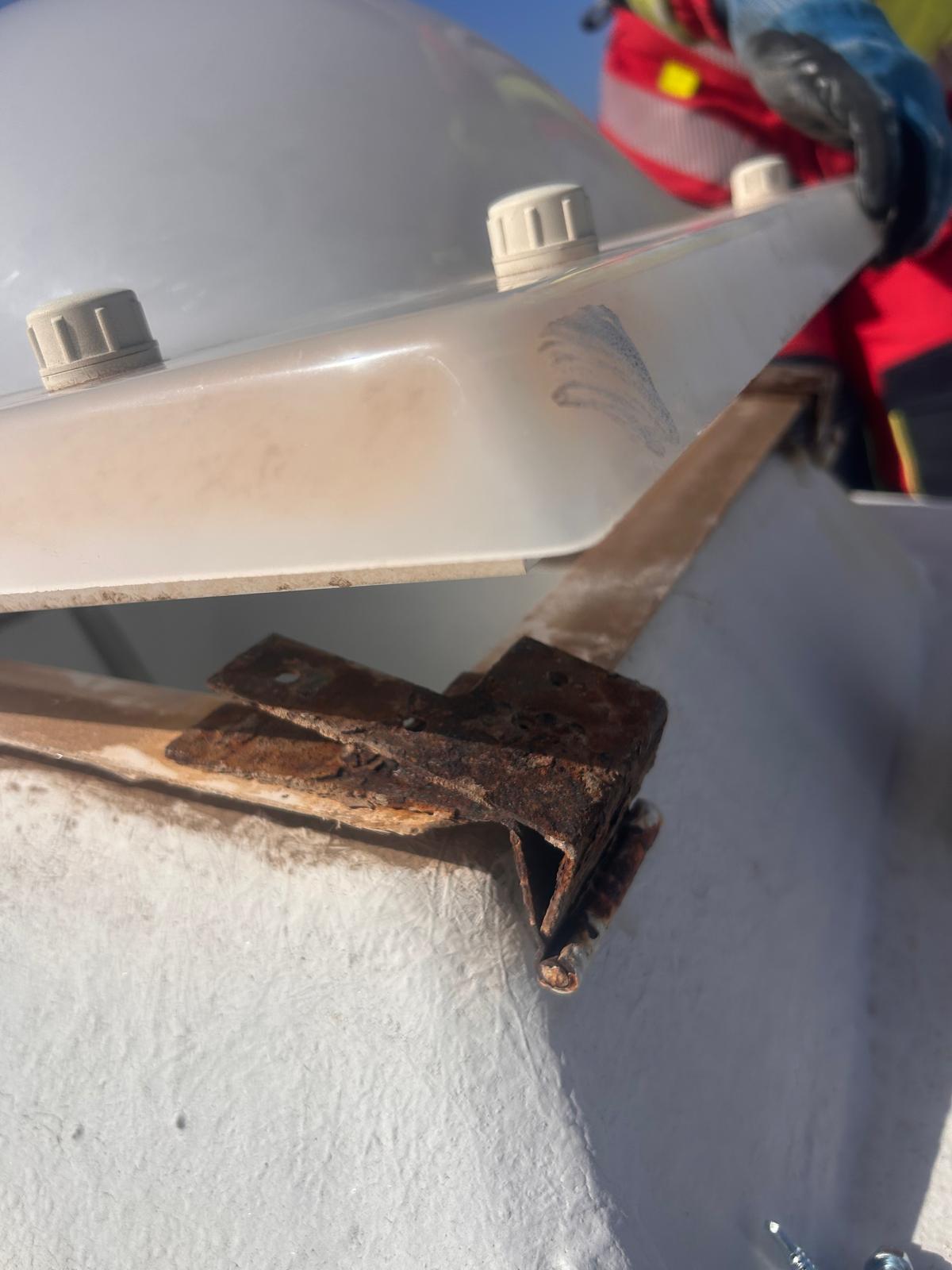 Claraboya, que se había soltado de alguno de sus anclajes, por los efectos del viento.