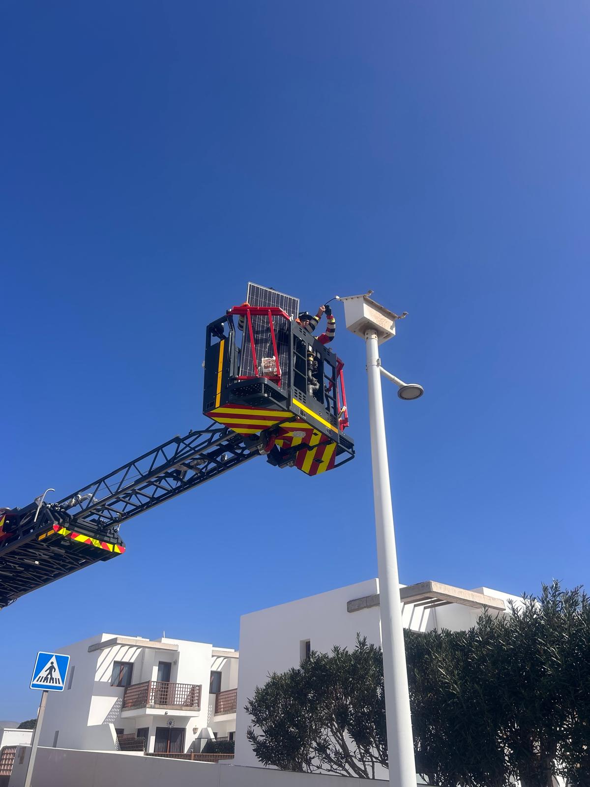 La placa solar de una farola pública se había soltado de su anclaje