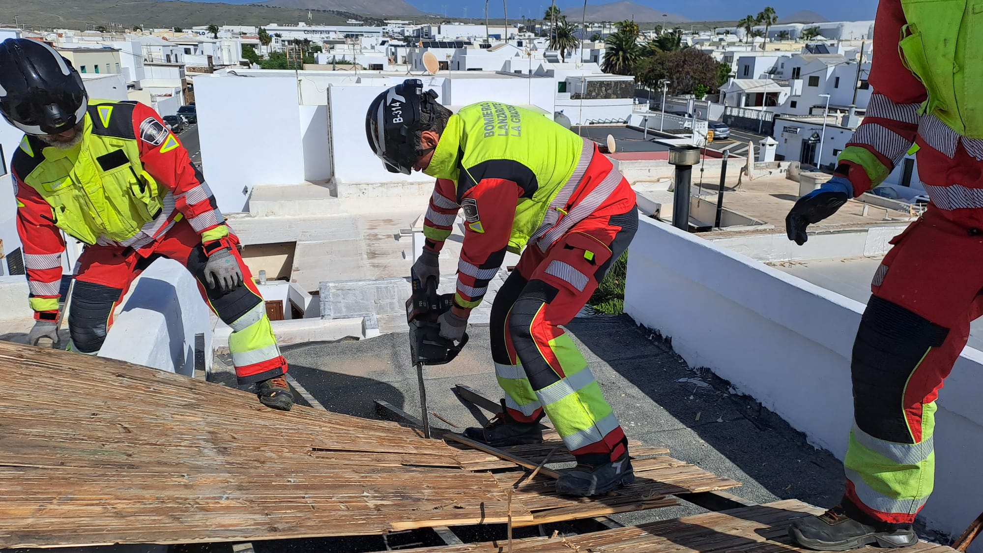 Pérgola desprendida de una vivienda