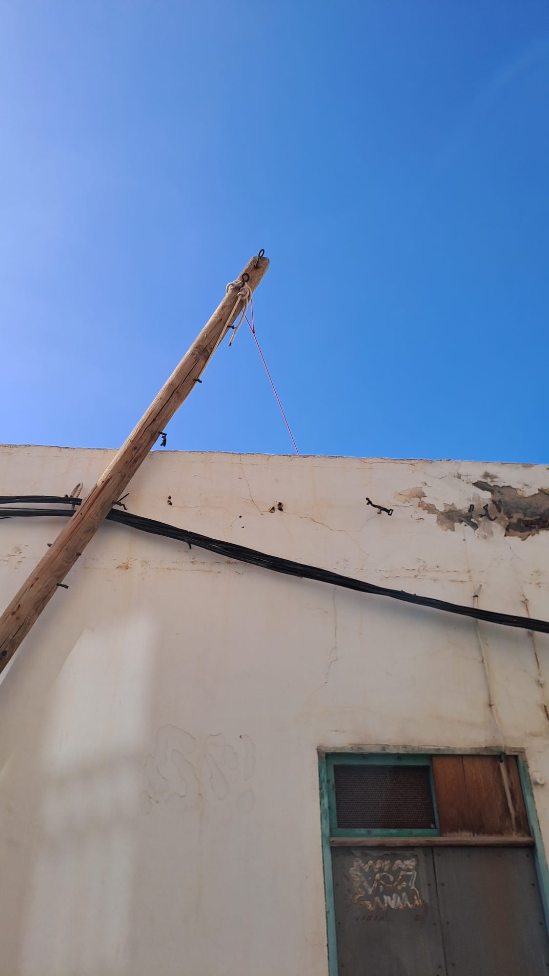 Poste de trenzado de distribución eléctrica partido en la base.