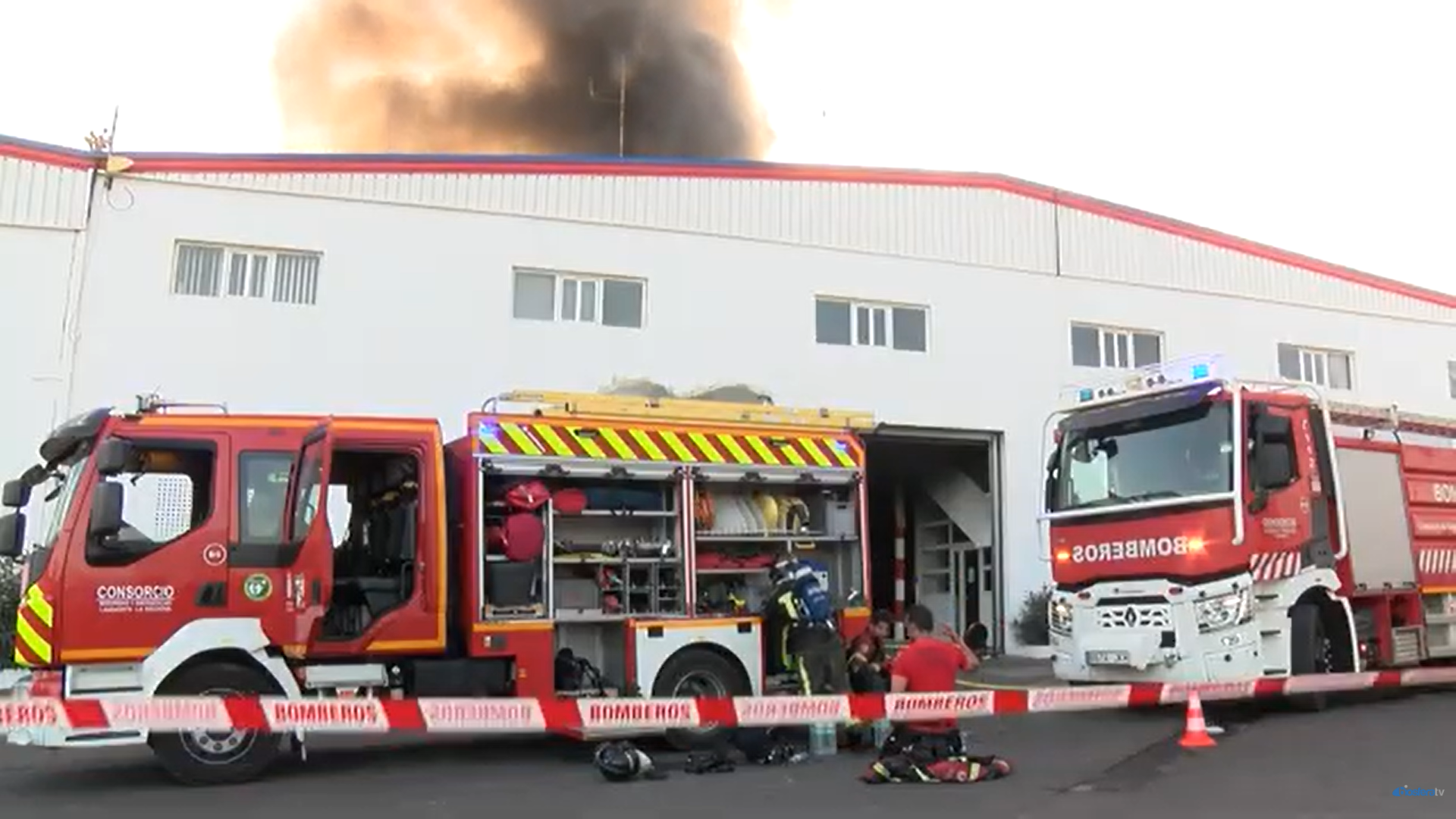 Bomberos en el incendio de la nave Lanzarote Bus