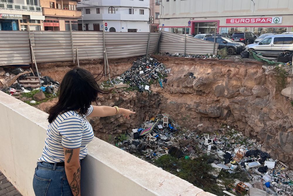 Solar lleno de basuras en Arrecife