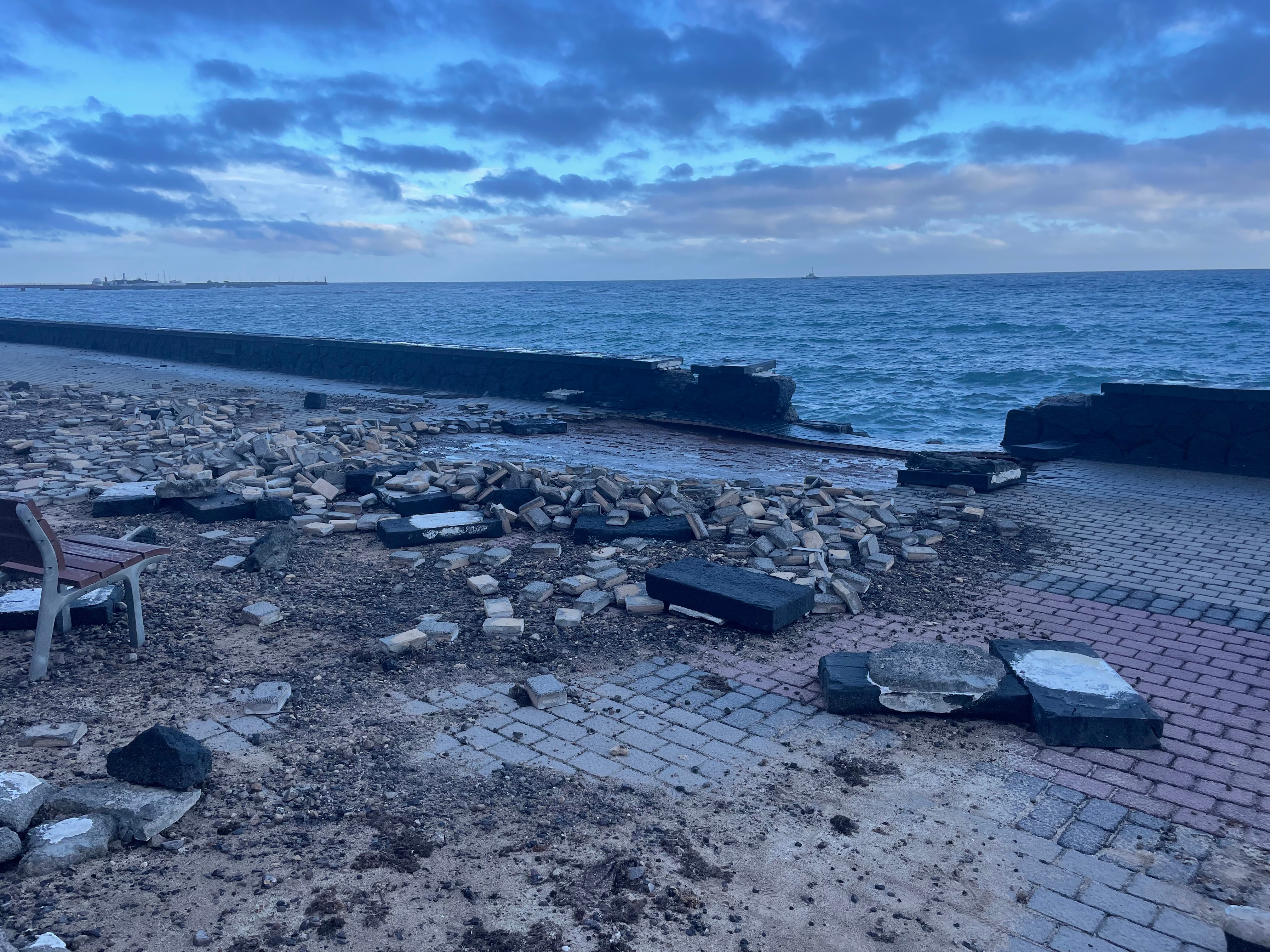 El litoral de Arrecife sufre lo peor de la borrasca por su paso por la capital
