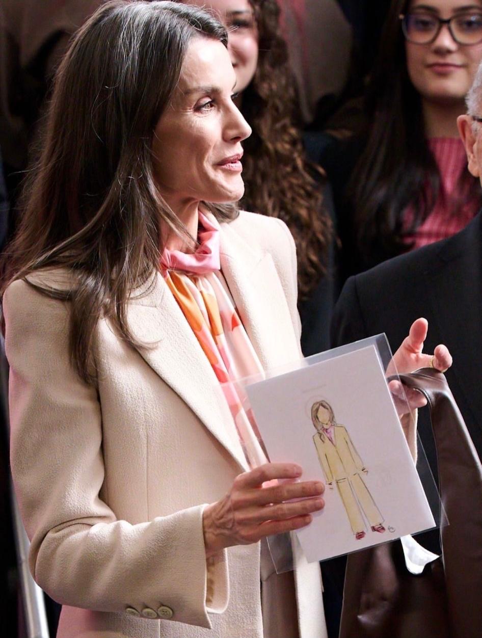 La reina Letizia con el dibujo de Melody Armas