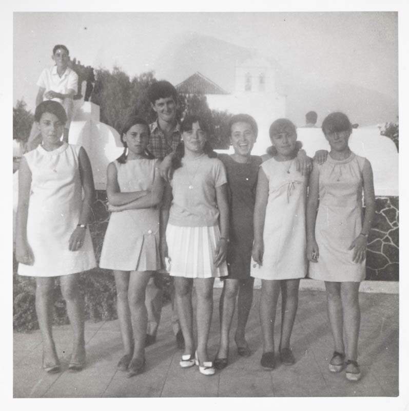 Jóvenes en la plaza de Los Remedios en Yaiza. Foto de la colección de  Julia Cabrera Reyes