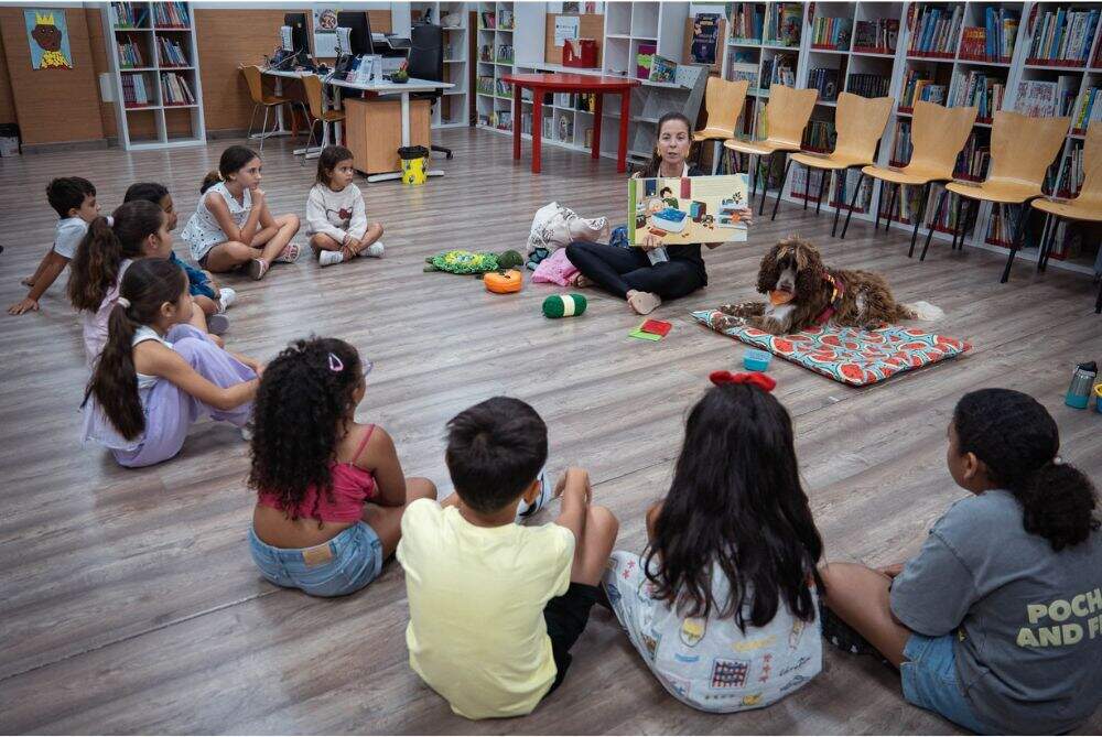 El perro ‘Cartucho’ anima a la lectura